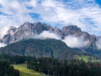 Weiße Wattewolken unterhalb Gantkofel und Neunerkofel